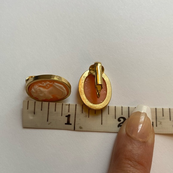 Vintage cameo clip-on earrings - Picture 10 of 10